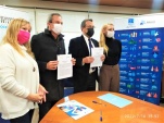 El Defensor Nacional y el director de la Fundaci&oacute;n Daya (al centro), tras la firma del convenio de colaboraci&oacute;n.