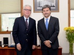 El Defensor Nacional (derecha) y el director de la PDI concordaron en reforzar los mecanismos de capacitaci&oacute;n mutua.