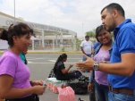 El Encargado UAGD entregando folleter&iacute;aa ingresaban a Chile por el Complejo Fronterizo Chacalluta (Chile-Per&uacute;)