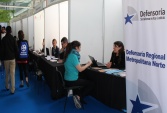 Francisca Sell&eacute;s entrega informaci&oacute;n en Feria de Reinserci&oacute;n Social organizada por la escuela de Ingenier&iacute;a Industrial de la FCFM de la U. de Chile  