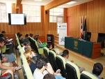 El defensor regional, Ra&uacute;l Palma expone ante autoridades regionales, alumnos y profesores de la Universidad de Atacama.