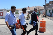 Juan Carlos Quispe junto a su defensor Ra&uacute;l Gil, minutos antes de entregarse voluntariamente en el tribunal de garant&iacute;a de Arica