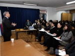 El Defensor Nacional, Georgy Schubert, durante su exposici&oacute;n inicial ante las alumnas del "Carmela Carvajal".