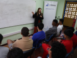 Paulina Aracena, defensora RPA  de Tarapac&aacute;, dictnado charla a adolescentes.