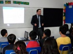 El abogado Sebasti&aacute;n Donoso durante la charla ante los alumnos del colegio &ldquo;La Ronda de San Miguel&rdquo;.