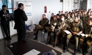 Los abogados de la unidad de Estudios de la DRMN Octavio Suf&aacute;n y Boris Hrzic realizaron la primera de 13 capacitaciones a carabineros de Santiago