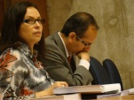 Los defensores p&uacute;blicos Irka Contreras y Renato Gonz&aacute;lez, captados durante la audiencia de formalizaci&oacute;n de ayer.