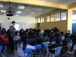 Cristian cajas, abogado de la Defensor&iacute;a Metropolitana Sur, responde consultas de los alumnos 
