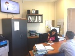 La asistente administrativa Viviana Arratia valor&oacute; el material de difusi&oacute;n audiovisual para el p&uacute;blico que visita diariamente la oficina