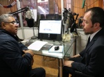  Claudio G&aacute;lvez junto al locutor Orlando Vargas, de radio Puerta Norte, explicando los tipos de defensa en la regi&oacute;n.