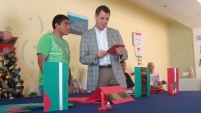 El Defensor Renal, Alberto Ortega, reibiendo las tarjetas por parte del interno Claudo Rojas
