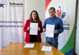 El alcalde de Independencia  y Defensora Regional en las dependencia de la municipalidad. 