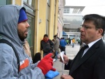 El Jefe de estudios de la Defensor&iacute;a Regional de Tarapac&aacute;, atiende consultas de inmigrantes en plena actividad de difusi&oacute;n.