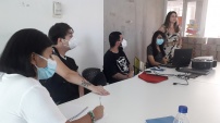 La encargada de defensas especializadas de la DRMN Andrea Quinteros expone sobre la defensa de migrantes al equipo de apoyo a extranjeros de Recoleta.