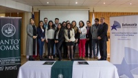 Las autoridades junto a los alumnos que apoyar&aacute;n la ejecuci&oacute;n del convenio, bajo la supervisi&oacute;n de sus profesores.