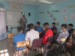 El defensor p&uacute;blico juvenil Angel Guerrero durante la charla con los j&oacute;venes.