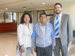 El trabajador aymara Eloy Huanca (al centro), junto a la facilitadora intercultural In&eacute;s Flores y el defensor penal p&uacute;blico Antonio Raveau.