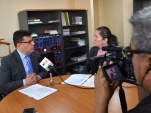 El Defensor Regional de Tarapac&aacute; y la periodista Karina S&aacute;nchez, de Iquique TV.