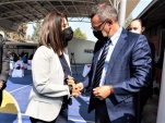 El Defensor Nacional saludando a la ministra de Justicia y Derechos Humanos al inicio de la actividad.