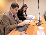 Nelly Navarro, la defensora p&uacute;blica del menor V.C.F., captada en el juicio oral junto al Defensor Local Jefe de Concepci&oacute;n, Humberto Alarc&oacute;n.