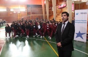 El defensor penal juvenil Joaqu&iacute;n M&uuml;ller observa junto a 300 alumnos del colegio Mater Dolorosa videos de la DPP sobre la Ley RPA 