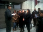En la imagen, el teniente H&eacute;ctor Mu&ntilde;oz, de Gendarmer&iacute;a, explica a los j&oacute;venes alumnos de derecho c&oacute;mo funciona la Zona de Transici&oacute;n del CJS.