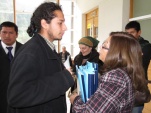 El dirigente conversa con su defensora Mar&iacute;a del Rosario Salamanca.