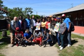 Rodrigo Flores, Jefe de la Unidad de Estudios, Defensor&iacute;a Regional del Maule, junto a la comunidad haitiana en Talca.