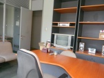 La sala cuenta con una mesa, sillas y puntos de red para que los abogados puedan preparar sus audiencias.