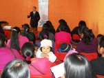 Nutrida asistencia de madres aymaras con sus hijos en la charla de la Defensor&iacute;a.