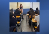 La jefa de Responsabilidad Penal Adolescentes, Patricia Cisternas, explicando a ni&ntilde;as y ni&ntilde;os cu&aacute;les son sus derechos ante la ley. 
