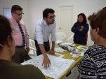 Los vecinos atienden la exposici&oacute;n sobre los detalles del proyecto arquitect&oacute;nico de la Defensor&iacute;a.