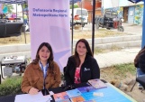 La defensora Elisa Silva junto a la trabajadora social de la DRMN, Carla Naranjo, en Plaza de Justicia en la comuna de Pudahuel. 