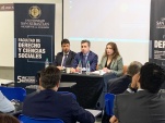 Cristian Cajas y Lorena Rebolledo, los presentadores del libro, junto al profesor Iv&aacute;n Navas.