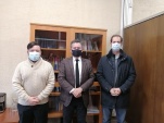El Defensor Regional de Valpara&iacute;so Claudio P&eacute;rez (al centro) con Ruggero Cozzi  y Crist&oacute;bal Andrade (a la izquierda).