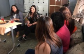 La defensora Lidia Munizaga y la asistente social Carla Naranjo de la unidad de Defensa Penal Juvenil de la DRMN con internas del CIP CRC Santiago  