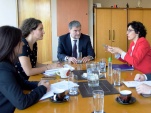 Sonia Gonz&aacute;lez (derecha) destac&oacute; ante Andr&eacute;s Mahnke y parte de su equipo el trabajo que desarrolla la Defensor&iacute;a Penal P&uacute;blica.