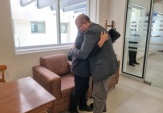Al salir de la sala en la Corte de Apelaciones de Chill&aacute;n el defensor p&uacute;blico de &Ntilde;uble Nicol&aacute;s Castillo recibe un abrazo de la madre del imputado 