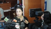La defensora penal p&uacute;blica Valeska Rivera declar&oacute; ante los medios a la salida de la audiencia. 
