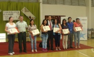Las internas premiadas reciben la felicitaci&oacute;n del Defesor Regional 