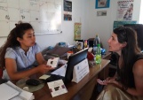 La encargada de la Oficina de Atenci&oacute;n de Pueblos Originarios de Quilicura recibe de Francisca Sell&eacute;s informaci&oacute;n sobre defensa especializada ind&iacute;gena