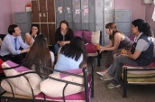 Leonardo Di Dom&eacute;nico y Carla Naranjo con adolescentes internas en CRC Santiago
