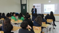 El defensor Felipe Ahrens durnate la actividad en el colegio. 