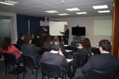 El profesor, Enrique Letelier dictando curso sobre Exclusi&oacute;n de Pruebas en sala de reuniones de la Defensor&iacute;a Regional. 