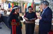 Mujeres mapuche y Rafael Alvarado, Asesor Jur&iacute;dico de la Defensor&iacute;a Regional de Ays&eacute;n,  conversando sobre  los derechos y la defensa penal ind&iacute;gena