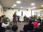 La Jefa del CRS de Alto Hospicio, expone en el taller desarrollado en la Defensor&iacute;a regional de Tarapac&aacute;. 