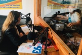 La jefa de Estudios de Atacama, Violeta Villalobos conversa con el locutor de radio "Bah&iacute;a" de Caldera, Wilmo Galleguillos. 
