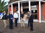 La entrega del dec&aacute;logo es observada por el Presidente de la Corte Suprema (a la derecha) y el Fiscal Nacional (a la izquierda).