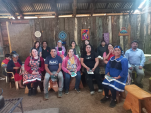 Los miembros de la comunidad junto al equipo de la Defensor&iacute;a al finalizar el dialogo en la ruka de su  Machi  