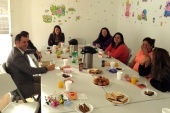 Las mamitas de la secci&oacute;n de lactantes de la c&aacute;rcel de Rancagua tomaron desayuno con el equipo de defensores 